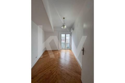 Apartamento T6, remodelado, com excelente vista panorâmica, sobre a rua Santa Catarina no Porto