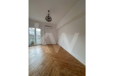 Apartamento T6, remodelado, com excelente vista panorâmica, sobre a rua Santa Catarina no Porto