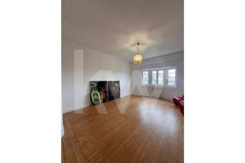 Apartamento T6, remodelado, com excelente vista panorâmica, sobre a rua Santa Catarina no Porto