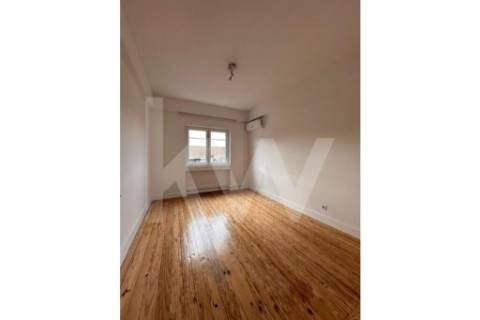 Apartamento T6, remodelado, com excelente vista panorâmica, sobre a rua Santa Catarina no Porto