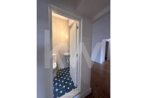 Apartamento T6, remodelado, com excelente vista panorâmica, sobre a rua Santa Catarina no Porto