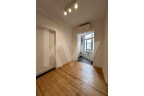 Apartamento T6, remodelado, com excelente vista panorâmica, sobre a rua Santa Catarina no Porto