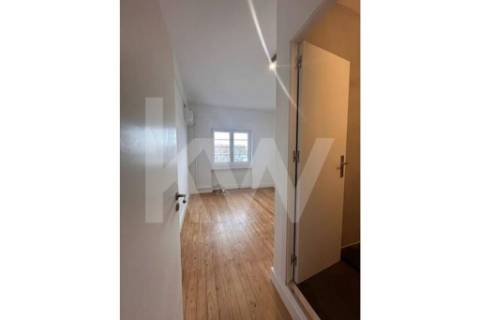 Apartamento T6, remodelado, com excelente vista panorâmica, sobre a rua Santa Catarina no Porto