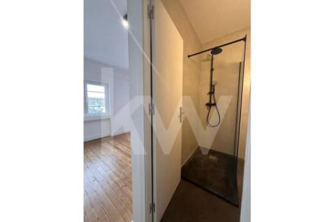 Apartamento T6, remodelado, com excelente vista panorâmica, sobre a rua Santa Catarina no Porto