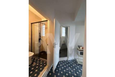 Apartamento T6, remodelado, com excelente vista panorâmica, sobre a rua Santa Catarina no Porto