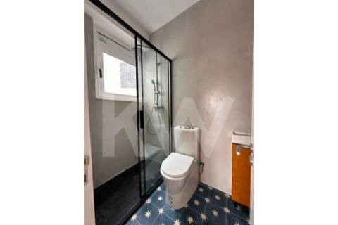 Apartamento T6, remodelado, com excelente vista panorâmica, sobre a rua Santa Catarina no Porto