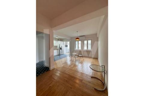 Apartamento T6, remodelado, com excelente vista panorâmica, sobre a rua Santa Catarina no Porto