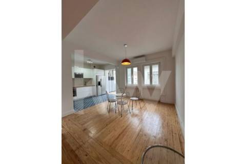 Apartamento T6, remodelado, com excelente vista panorâmica, sobre a rua Santa Catarina no Porto