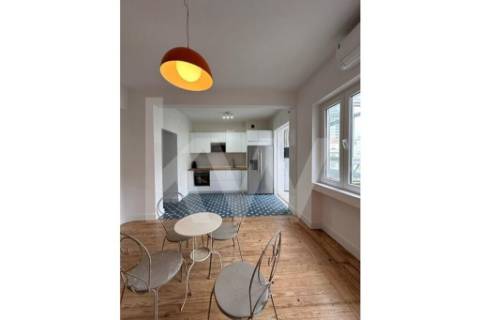 Apartamento T6, remodelado, com excelente vista panorâmica, sobre a rua Santa Catarina no Porto