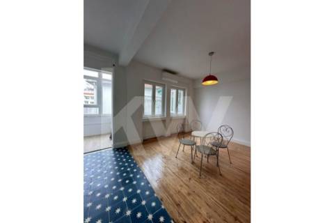 Apartamento T6, remodelado, com excelente vista panorâmica, sobre a rua Santa Catarina no Porto