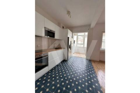 Apartamento T6, remodelado, com excelente vista panorâmica, sobre a rua Santa Catarina no Porto