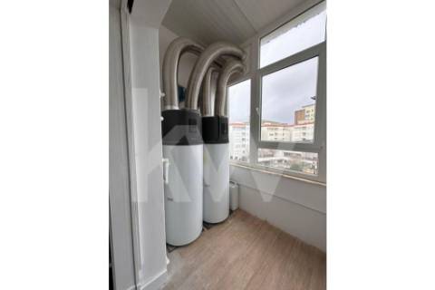 Apartamento T6, remodelado, com excelente vista panorâmica, sobre a rua Santa Catarina no Porto