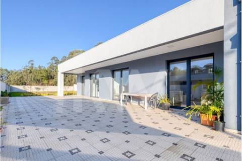 Moradia térrea T4 com 3 suites em Vilar do Pinheiro, Vila do Conde