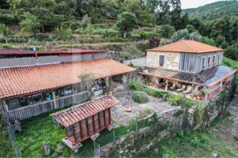 Moradia T3 em quinta c/8960m2, vários anexos e vistas deslumbrantes sobre a Serra da Labruja.