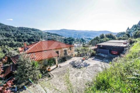 Moradia T3 em quinta c/8960m2, vários anexos e vistas deslumbrantes sobre a Serra da Labruja.