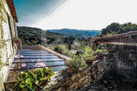 Moradia T3 em quinta c/8960m2, vários anexos e vistas deslumbrantes sobre a Serra da Labruja.