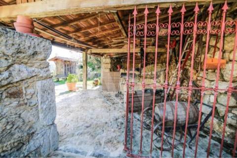 Moradia T3 em quinta c/8960m2, vários anexos e vistas deslumbrantes sobre a Serra da Labruja.