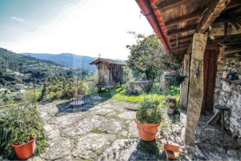 Moradia T3 em quinta c/8960m2, vários anexos e vistas deslumbrantes sobre a Serra da Labruja.