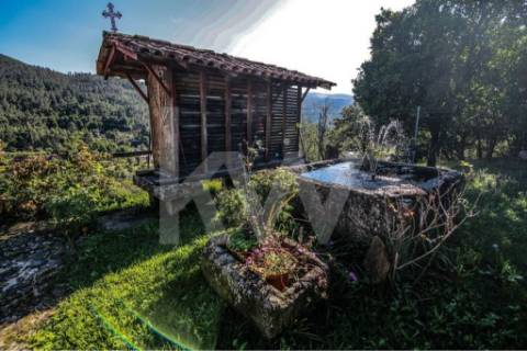 Moradia T3 em quinta c/8960m2, vários anexos e vistas deslumbrantes sobre a Serra da Labruja.