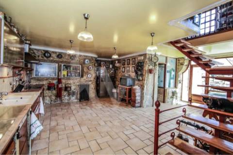 Moradia T3 em quinta c/8960m2, vários anexos e vistas deslumbrantes sobre a Serra da Labruja.