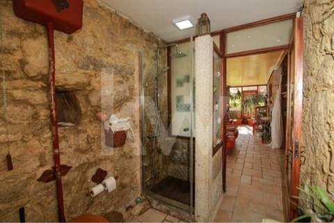 Moradia T3 em quinta c/8960m2, vários anexos e vistas deslumbrantes sobre a Serra da Labruja.