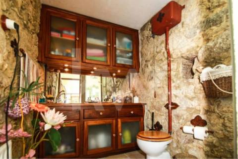 Moradia T3 em quinta c/8960m2, vários anexos e vistas deslumbrantes sobre a Serra da Labruja.