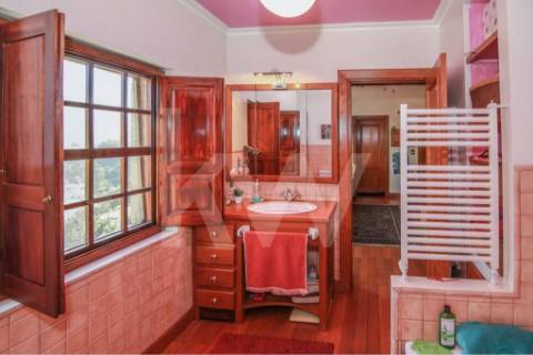 Moradia T3 em quinta c/8960m2, vários anexos e vistas deslumbrantes sobre a Serra da Labruja.