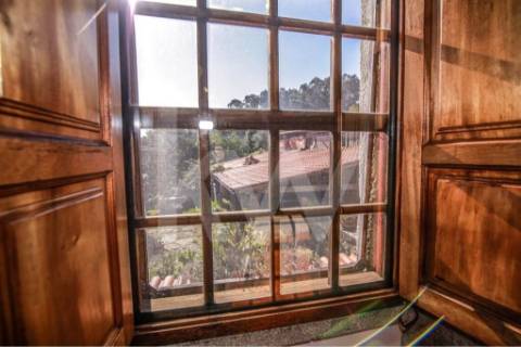 Moradia T3 em quinta c/8960m2, vários anexos e vistas deslumbrantes sobre a Serra da Labruja.