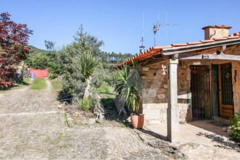 Moradia T3 em quinta c/8960m2, vários anexos e vistas deslumbrantes sobre a Serra da Labruja.