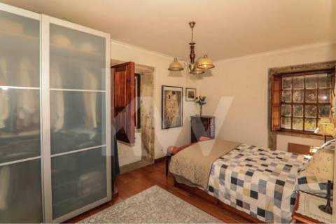 Moradia T3 em quinta c/8960m2, vários anexos e vistas deslumbrantes sobre a Serra da Labruja.