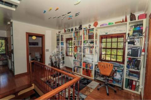 Moradia T3 em quinta c/8960m2, vários anexos e vistas deslumbrantes sobre a Serra da Labruja.