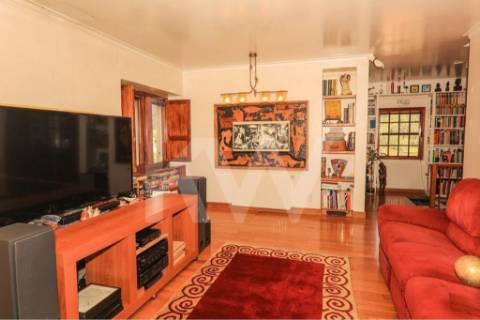 Moradia T3 em quinta c/8960m2, vários anexos e vistas deslumbrantes sobre a Serra da Labruja.