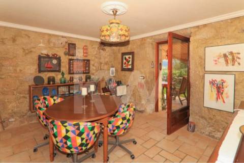 Moradia T3 em quinta c/8960m2, vários anexos e vistas deslumbrantes sobre a Serra da Labruja.