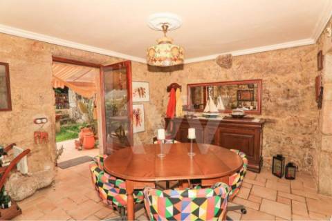 Moradia T3 em quinta c/8960m2, vários anexos e vistas deslumbrantes sobre a Serra da Labruja.