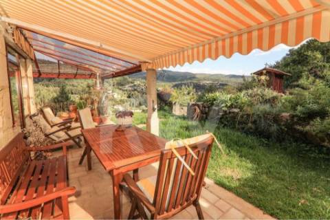 Moradia T3 em quinta c/8960m2, vários anexos e vistas deslumbrantes sobre a Serra da Labruja.