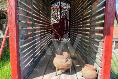 Moradia T3 em quinta c/8960m2, vários anexos e vistas deslumbrantes sobre a Serra da Labruja.