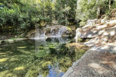 Moradia T3 em quinta c/8960m2, vários anexos e vistas deslumbrantes sobre a Serra da Labruja.