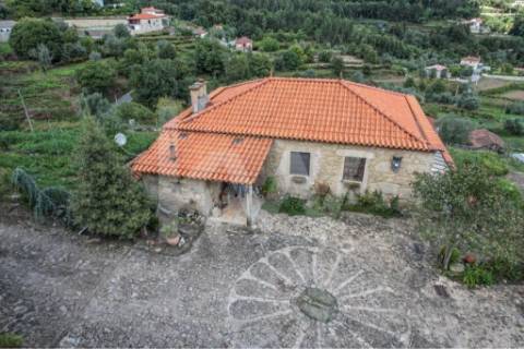 Moradia T3 em quinta c/8960m2, vários anexos e vistas deslumbrantes sobre a Serra da Labruja.