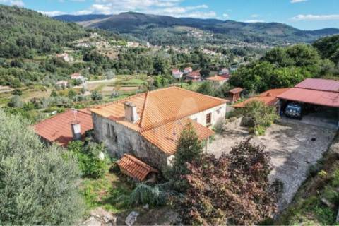Moradia T3 em quinta c/8960m2, vários anexos e vistas deslumbrantes sobre a Serra da Labruja.