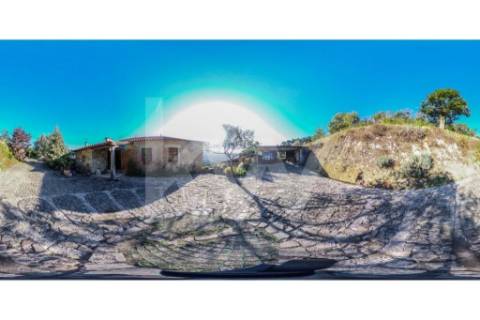 Moradia T3 em quinta c/8960m2, vários anexos e vistas deslumbrantes sobre a Serra da Labruja.