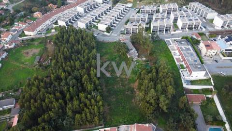 Excelente Terreno com 4 000 m2 em Grijó para construção de moradias