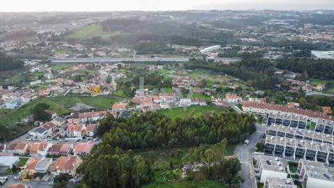Excelente Terreno com 4 000 m2 em Grijó para construção de moradias