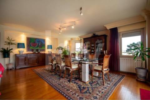 Venda - Fantástico Apartamento T5 c/300 m2,com excelente localização em estado novo.