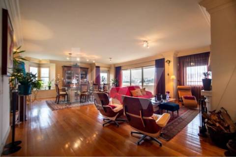 Venda - Fantástico Apartamento T5 c/300 m2,com excelente localização em estado novo.