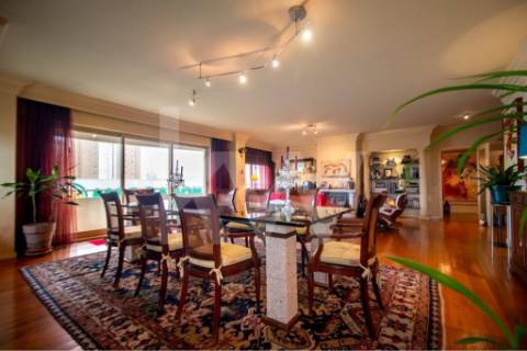 Venda - Fantástico Apartamento T5 c/300 m2,com excelente localização em estado novo.