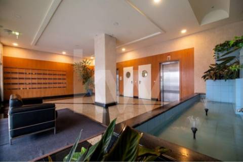 Venda - Fantástico Apartamento T5 c/300 m2,com excelente localização em estado novo.