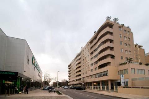 Venda - Fantástico Apartamento T5 c/300 m2,com excelente localização em estado novo.