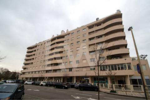 Venda - Fantástico Apartamento T5 c/300 m2,com excelente localização em estado novo.