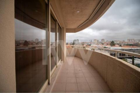 Venda - Fantástico Apartamento T5 c/300 m2,com excelente localização em estado novo.