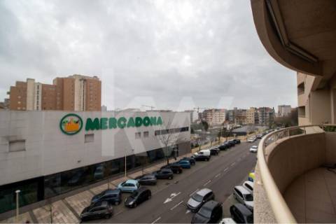 Venda - Fantástico Apartamento T5 c/300 m2,com excelente localização em estado novo.